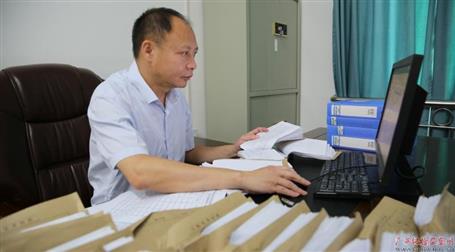 初心不改　本色不褪——記廣西勤廉榜樣、河池市紀委副書記、監(jiān)委副主任黃振林